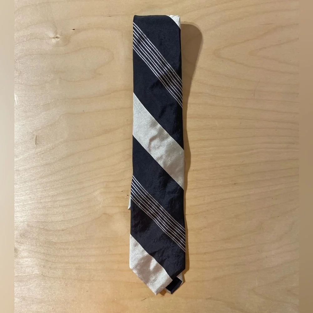 Brooks Brothers Elegant Black and Cream Striped Tie (OO)